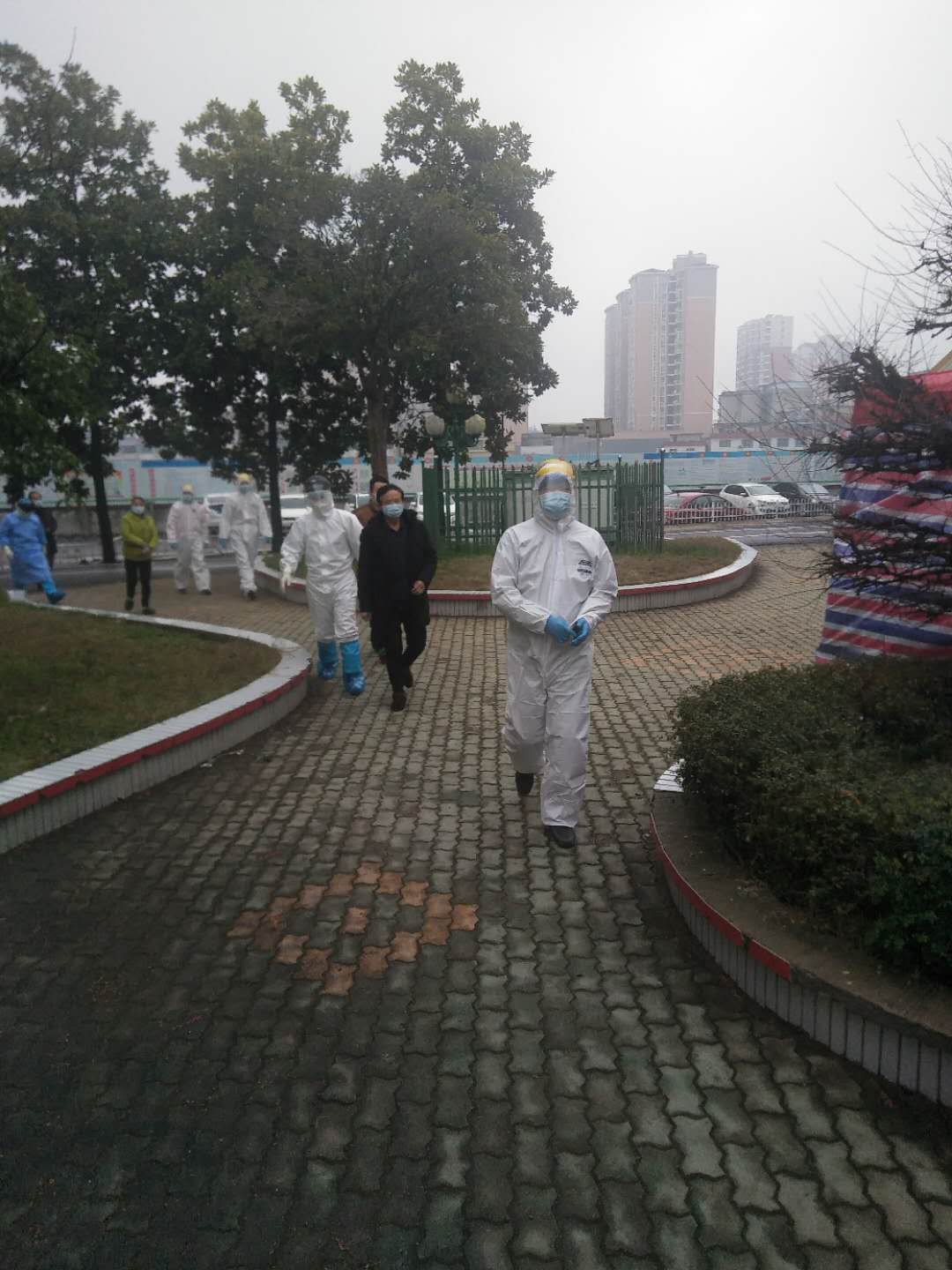 浠水縣人民醫(yī)院保安在疫情期間，擔(dān)負(fù)著感染科及整個(gè)院區(qū)的安保任務(wù)，承擔(dān)著護(hù)送病人檢查、送餐、各區(qū)域消殺毒等重要工作