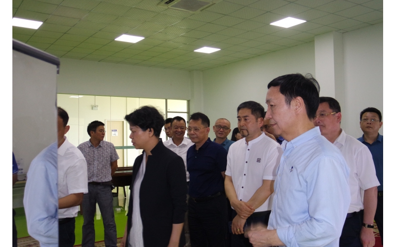 市委副書(shū)記、市長(zhǎng)張迎春走訪智能制造企業(yè)，來(lái)我司調(diào)研，與我司高層領(lǐng)導(dǎo)親切會(huì)面。